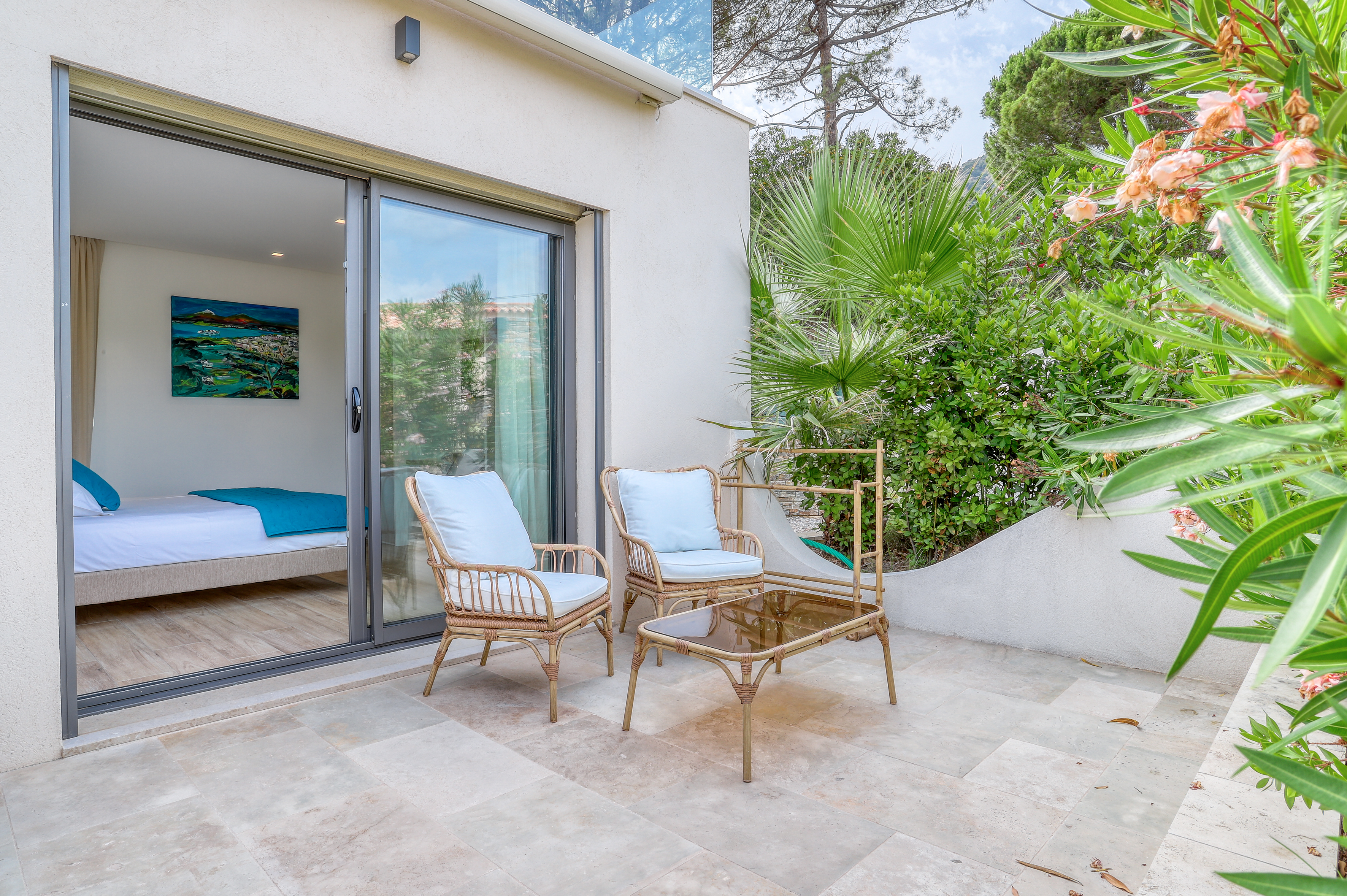 Akwabay les villas du cap, chambre double  avec terrasse de plain pied, vue sur le jardin.
